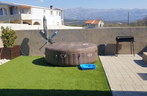 Podgradina Apartment | Ideal Getaway: La Dolce Vita Apartment with Hot Tub