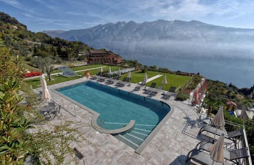 Tignale Apartment | Elegant La Dolce Vita Relais - Hotel Gallo with Spa & Ocean View