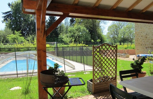 Haudrecy House | Ideal Escape at La Dorlotte: Pool & Kitchen for Two