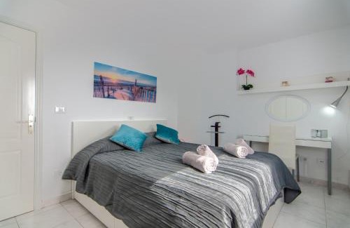 Los Cristianos Apartment | Comfortable LA ESTRELLA 1A020 with Oceanfront Pool Access