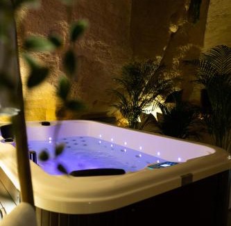 Doue-la-Fontaine Apartment | Experience La falaise perdue: Grandiose Troglodyte Suite