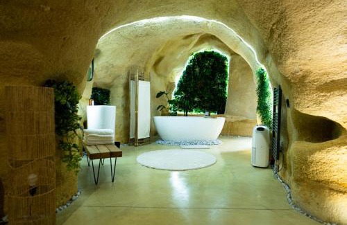 Doue-la-Fontaine Apartment | Experience La falaise perdue: Grandiose Troglodyte Suite