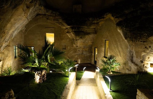 Doue-la-Fontaine Apartment | Experience La falaise perdue: Grandiose Troglodyte Suite