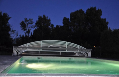 Entraigues-sur-la-Sorgue Bed & Breakfast | Discover La Ferme de Tonton Jules: Poolside Relaxation Awaits