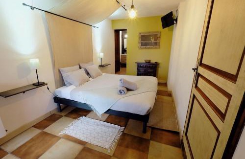 Massiac Bed & Breakfast | Experience la Ferme de Vazerat: Pet-Friendly & Pool Access