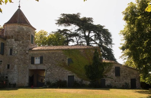 Laplume House | Pet-Friendly Retreat at La Ferme du Chateau with Breakfast