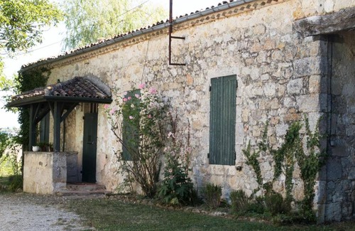 Laplume House | Pet-Friendly Retreat at La Ferme du Chateau with Breakfast