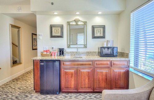 St. Augustine Beach Hotel | Relax at La Fiesta Ocean Inn And Suites with Pool & Dining