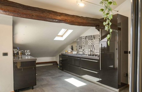 Intra Apartment | Exceptional Lake View Apartment with Spa and Hot Tub