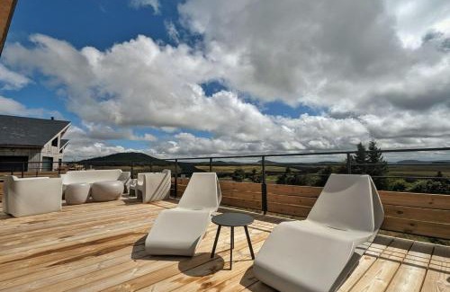 Besse-et-Saint-Anastaise Ski Chalet | Relaxing Chalet de Standing with Private Jacuzzi in Super Besse