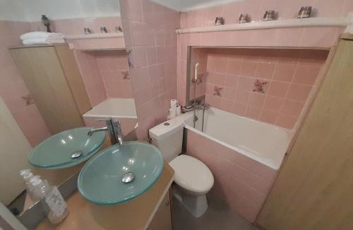 Thiers Apartment | Budget-Friendly Family Retreat at La Flûte 2
