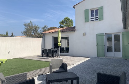 La Flotte House | Elegant 'The Flower of Salt' Hotel - Oceanfront Relaxation