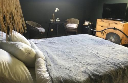 Hon-Hergies House | Relaxing Retreat at La Folie 20 Spa with Hot Tub Access