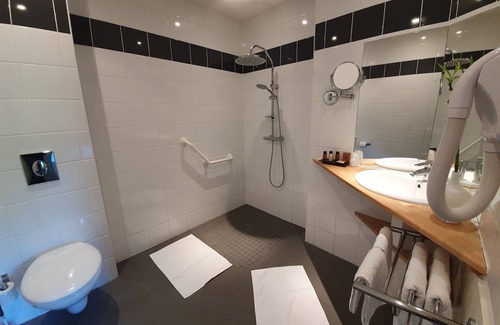 La Riviere-Saint-Sauveur Hotel | Relax at La Fraîchette: Pool, Spa & Breakfast Included