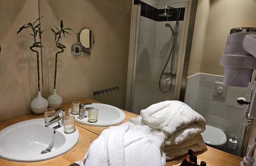 La Riviere-Saint-Sauveur Hotel | Relax at La Fraîchette: Pool, Spa & Breakfast Included