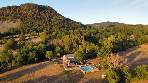 Saint-Etienne-Lardeyrol Bed & Breakfast | Idyllic La Framboisine: Beachfront Pool & Family-Friendly