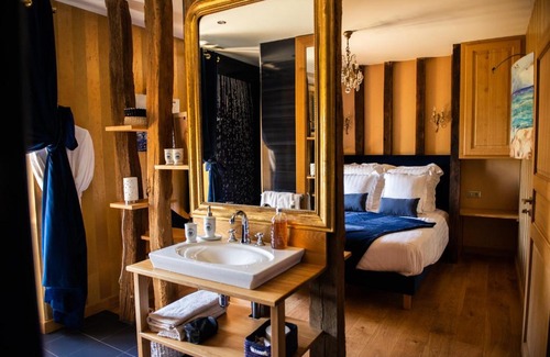 Loigne-sur-Mayenne Bed & Breakfast | Unforgettable Stays at La Francoisiere with Private Pool