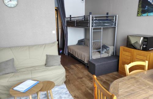 Piau Engaly Apartment | Cozy La Géla: Ski-In Studio with Spa and Dining Options