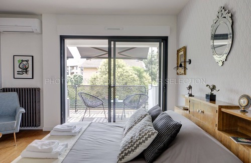 Bonnefoy-Roseraie-Gramont Bed & Breakfast | Elegant La Galerie: Eco-Friendly Stay with Pool & Dining