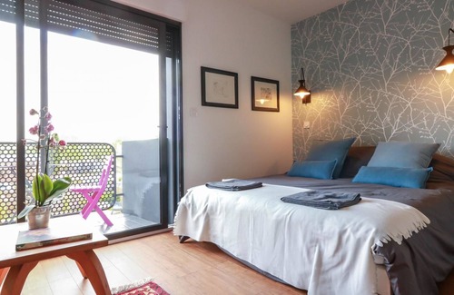 Bonnefoy-Roseraie-Gramont Bed & Breakfast | Elegant La Galerie: Eco-Friendly Stay with Pool & Dining