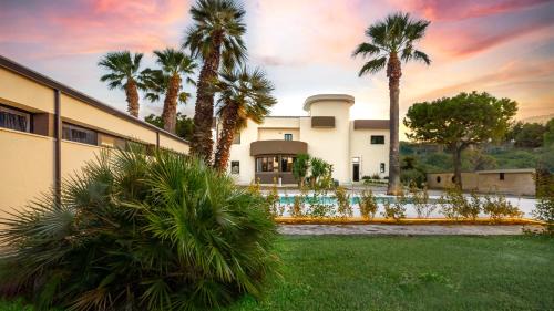 Taranto Villa | Elegant La Gigasuite - Beachfront Villa with Spa & Pool