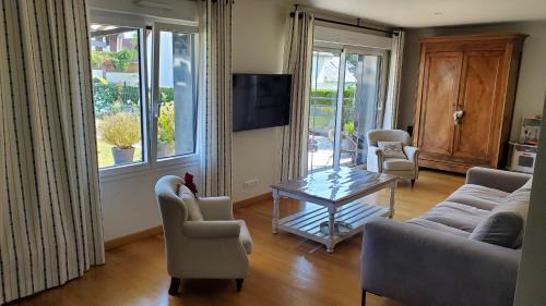 Saint-Valery-sur-Somme Villa | Relax at La Gitane: Ocean View & Private Beach Retreat