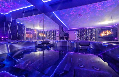 Perpignan Apartment | Relaxing Retreat at La Gold Room Perpignan with Jacuzzi & Sauna