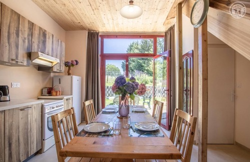 Saint-Genix-sur-Guiers House | Relax at LA Grange D'eugene – Family-Friendly Retreat