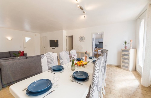 Giens Villa | Family-Friendly La Grande Auguière with Spa & Breakfast