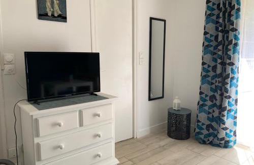 Le Marais Apartment | Discover La Grande Terrasse: Family-Friendly Garden Retreat