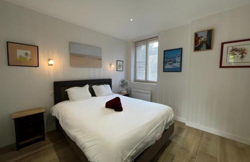 Thoree-les-Pins House | Relaxing Retreat at La Grange: Poolside Paradise in Le Mans
