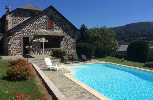 Vic-sur-Cere Bed & Breakfast | Discover La Grange de Lily: Oceanfront Retreat with Pool
