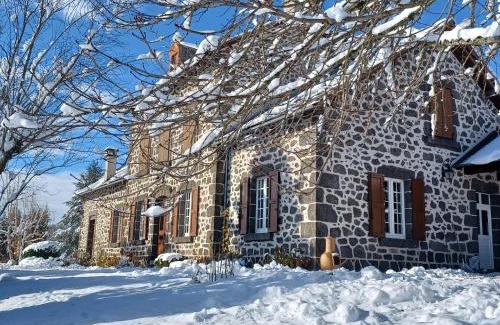 Vic-sur-Cere Bed & Breakfast | Discover La Grange de Lily: Oceanfront Retreat with Pool