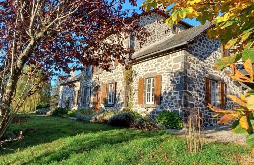 Vic-sur-Cere Bed & Breakfast | Discover La Grange de Lily: Oceanfront Retreat with Pool