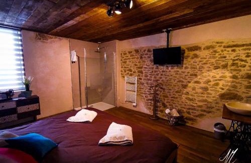 Saint-Amour Bed & Breakfast | Relax at LA GRANGE DES FRANGINES with Pool & Spa Amenities