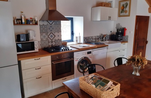 Hures-la-Parade Cottage | Relax at La Grange du Méjean: Spa, Sauna & Scenic Views