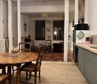 Avallon House | Historic Maison La Grenouille: Pet Friendly & Family Enjoyment