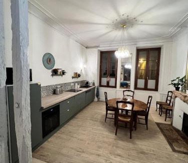 Avallon House | Historic Maison La Grenouille: Pet Friendly & Family Enjoyment