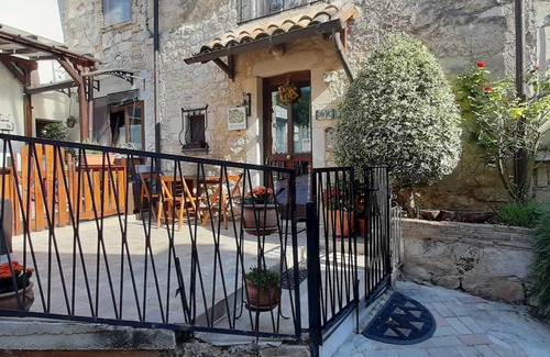 Pretoro House | Cozy La Grotta di Nima: Family-Friendly Rustic Retreat