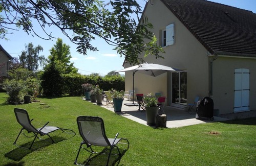 Demigny House | Discover La Grozelière - Family-Friendly Retreat in Demigny