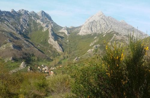 Cremenes House | Discover La Hospedería de Salamón: Family-Friendly Retreat