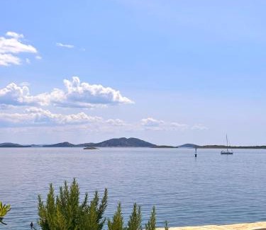 Pasman House | Experience Oceanfront Bliss at La Isla Hotel - 10/10 Rated
