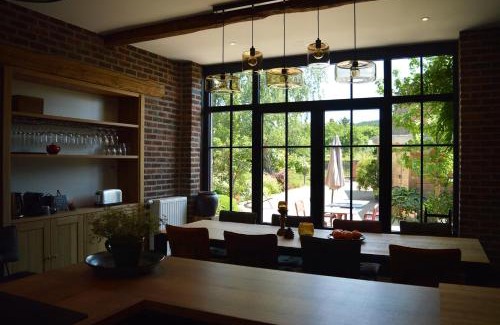 Amonines Bed & Breakfast | Ideal Family Retreat at La Jardinière with Breakfast & Kitchen