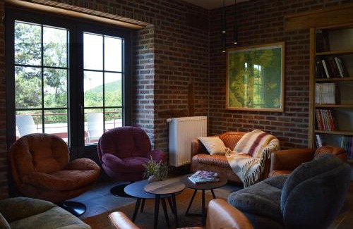 Amonines Bed & Breakfast | Ideal Family Retreat at La Jardinière with Breakfast & Kitchen