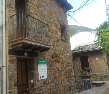 El Gasco Apartment | Discover La Jelechera: Pet-Friendly with Breakfast Included