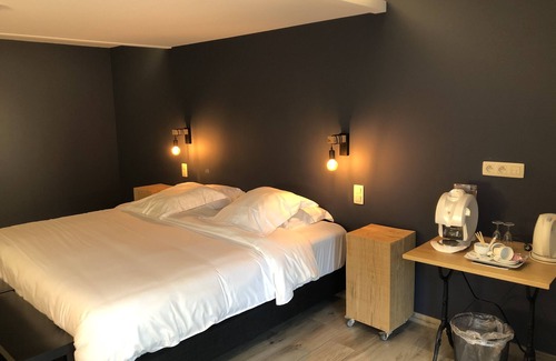 Bohon Hotel | Inviting La Librairie: Family-Friendly with Breakfast Included