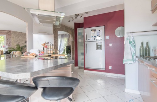 Chauve House | Charming Grande Maison with Garden & Spa Amenities