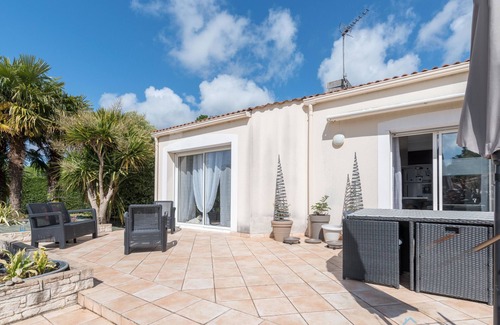 Chauve House | Charming Grande Maison with Garden & Spa Amenities