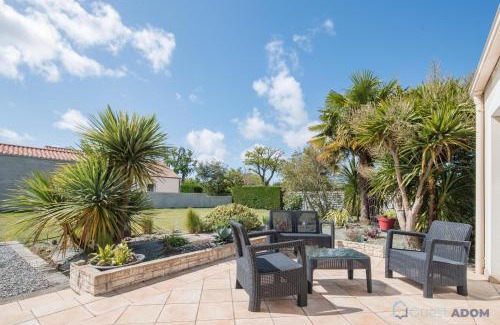 Chauve House | Charming Grande Maison with Garden, Pet and Child Friendly