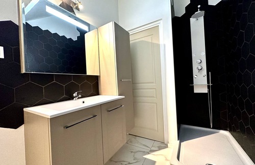 Dinant House | Cozy Retreat at La Little House de Dinant with Breakfast